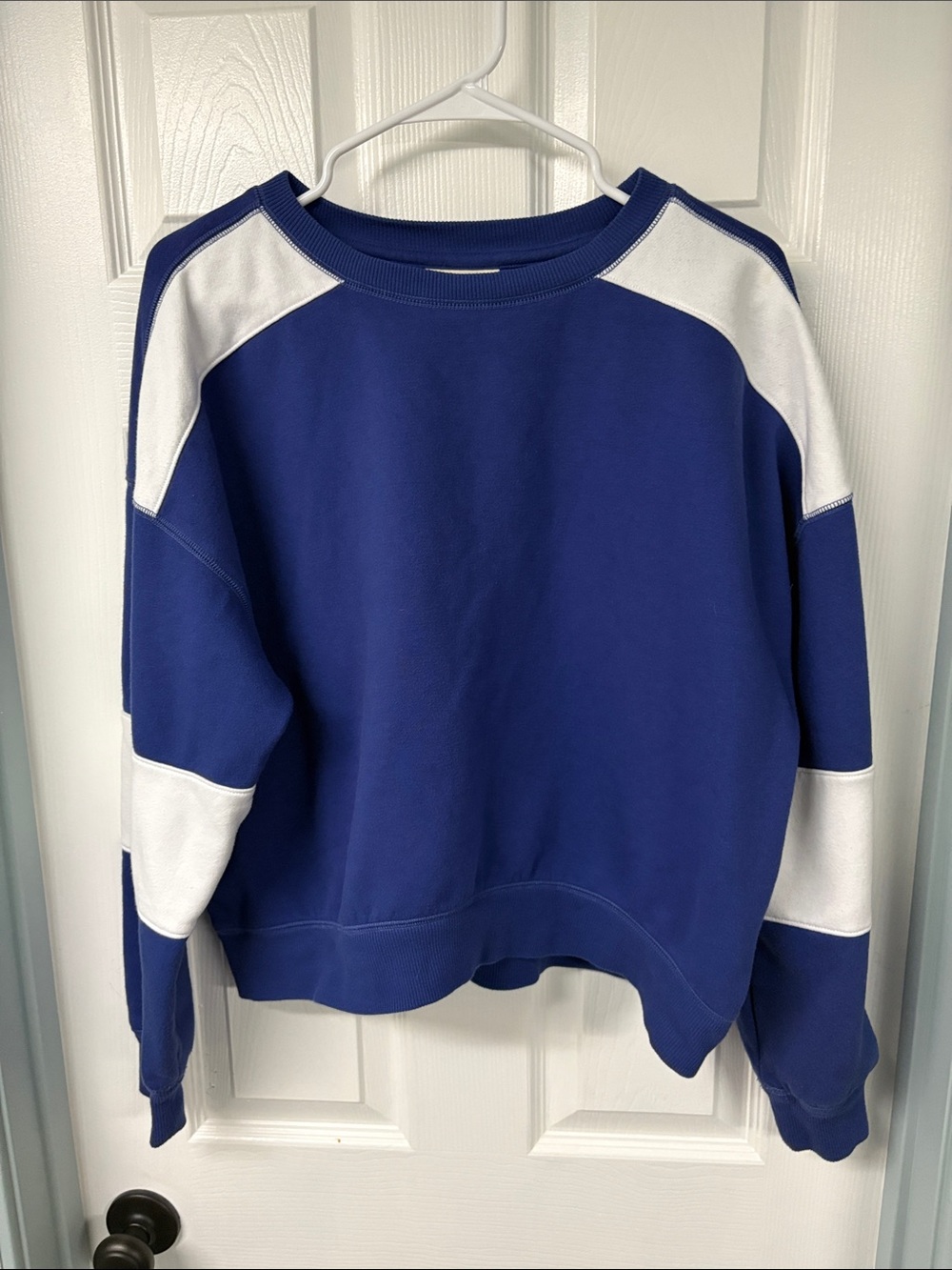 Universal Thread Women's Blue and White Colorblock Crew Sweatshirt size XL